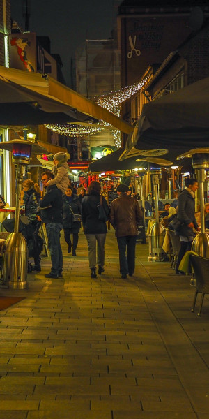 Fußgängerzone mit Restaurants